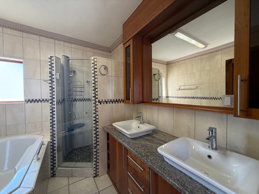 5 Bedroom Property for Sale in Birdwood Estate North West